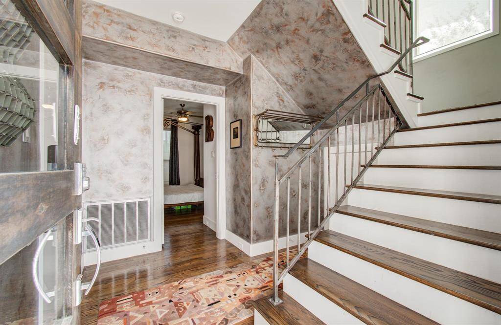 Enter to a beautiful staircase and stunning details.