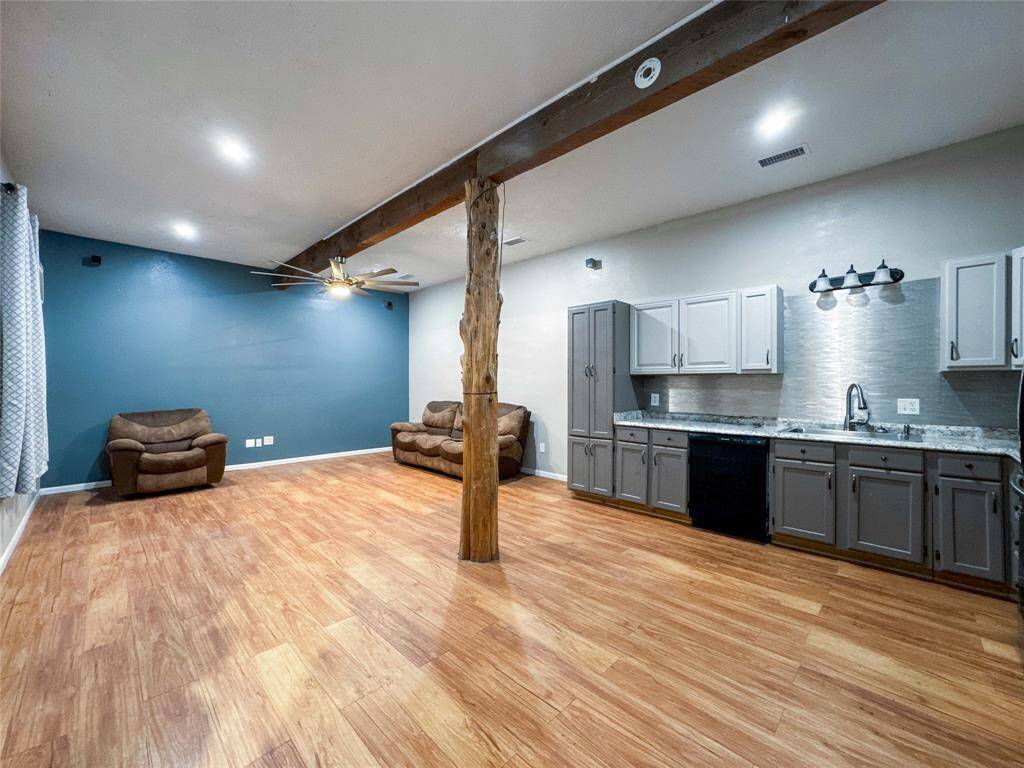 Barn/Garage/Guest House.