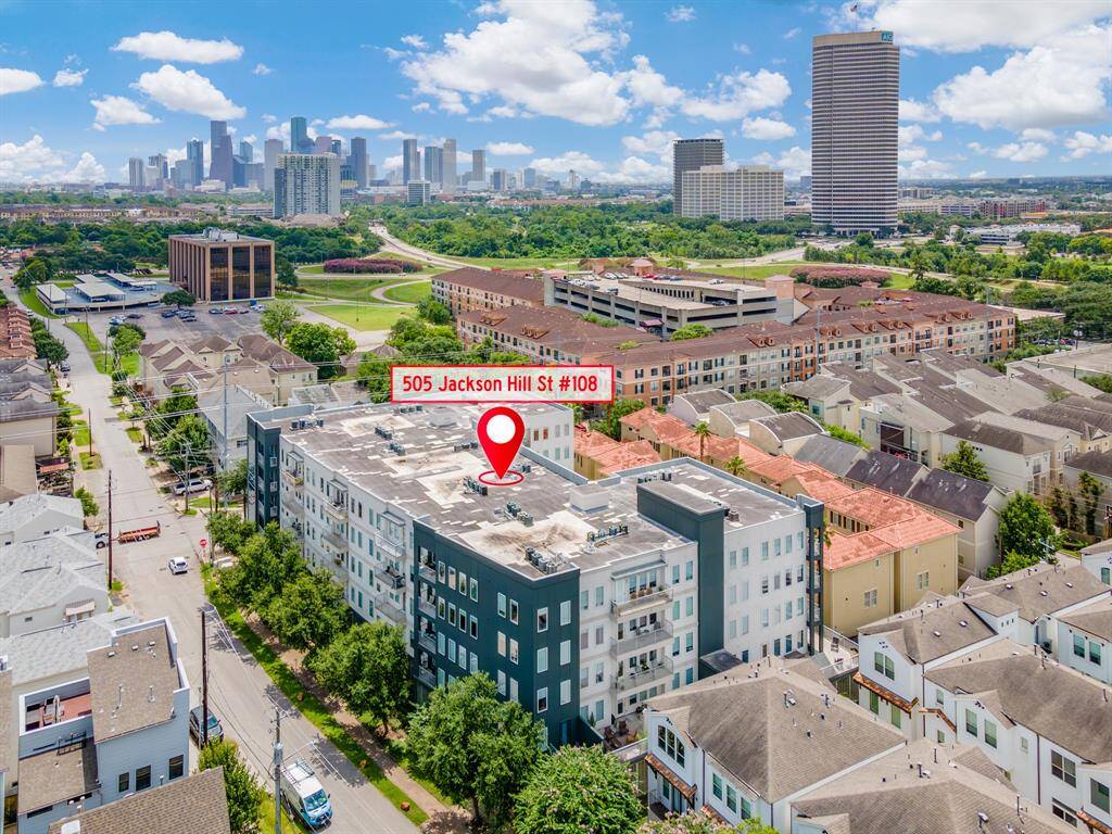 7 minutes to downtown Houston