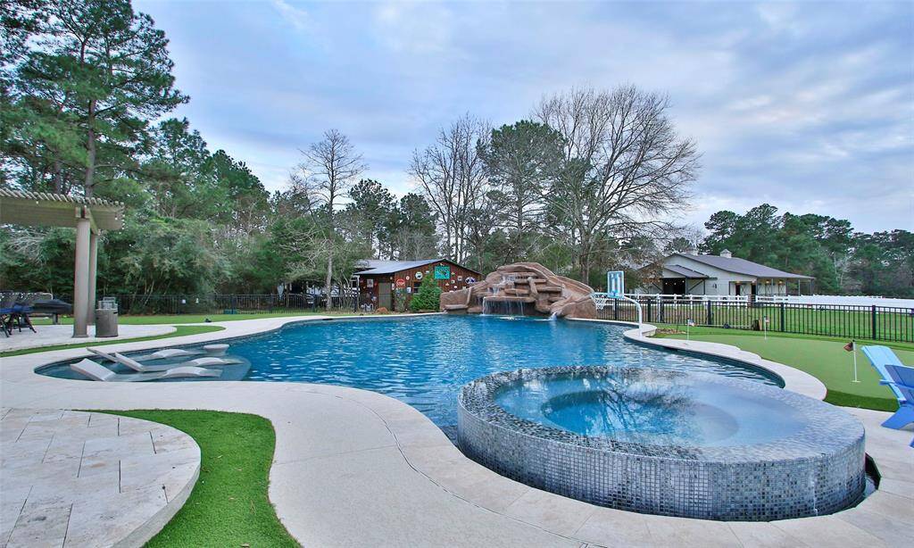 The pool is complete with a spa for those cool evenings.