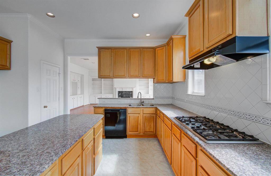 Gas cooktop with range hood that vents outside