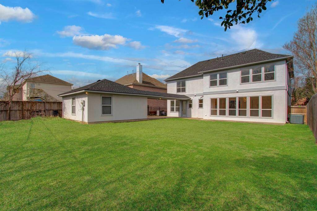 Oversized backyard to build your private pool or pickleball court