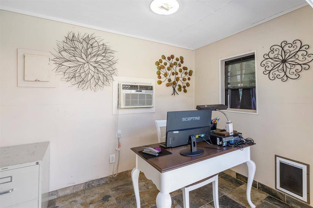 Office outside by the pool. Could double as a pool house.