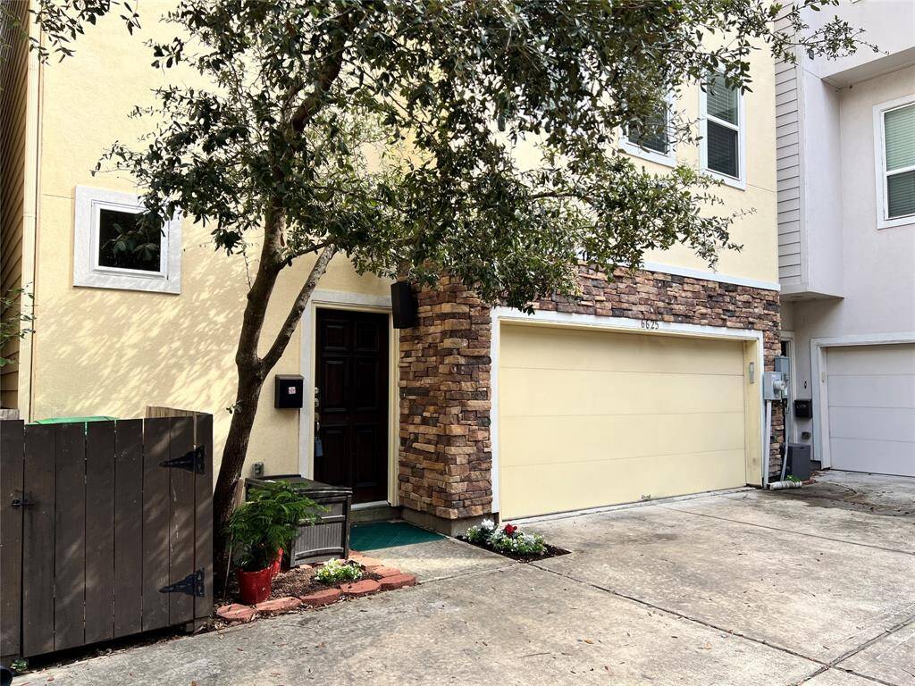 6625 Letein is the second house of three on common driveway.