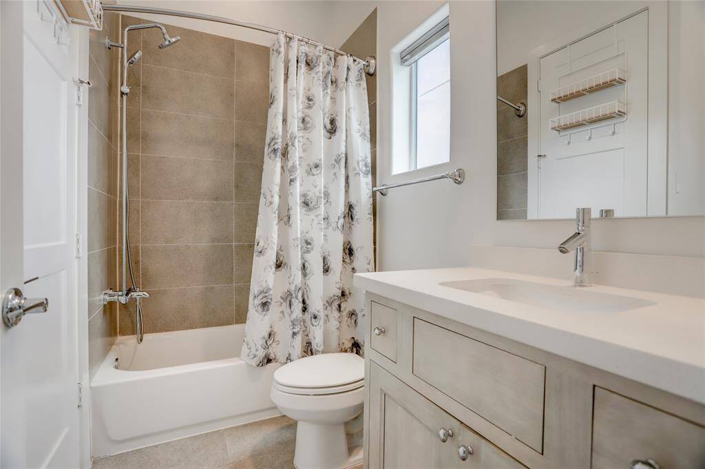 The secondary bedroom's ensuite bath.