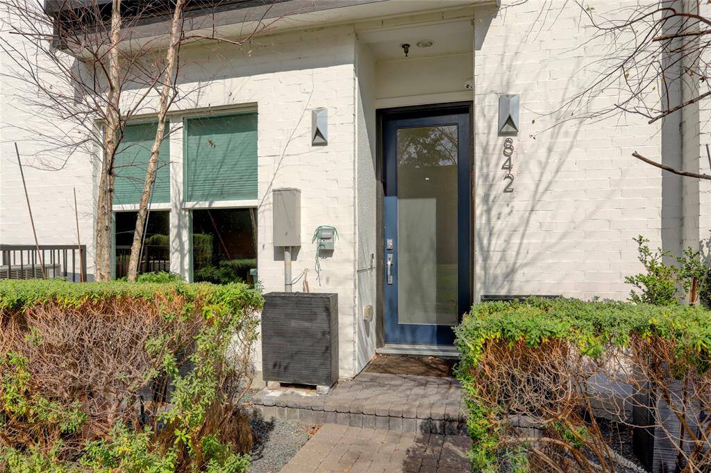 The front door of 842 Nagle.