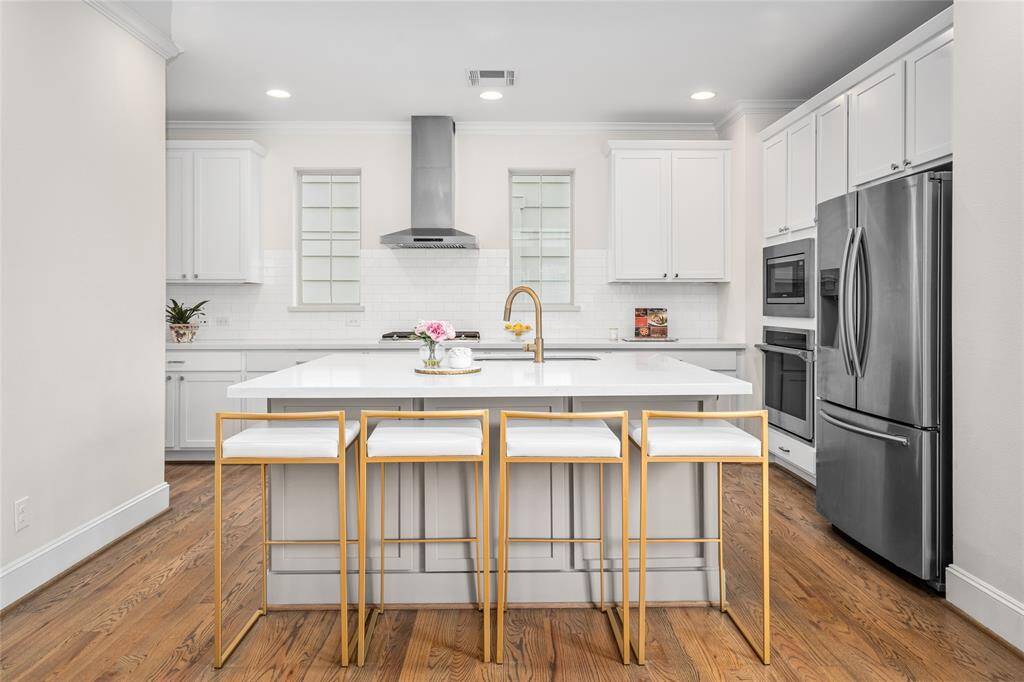 The well-equipped quartz and stainless kitchen [12' x 11']  is simply delightful! The chef or baker in the household will surely enjoy meal preparation in this clean-lined space.