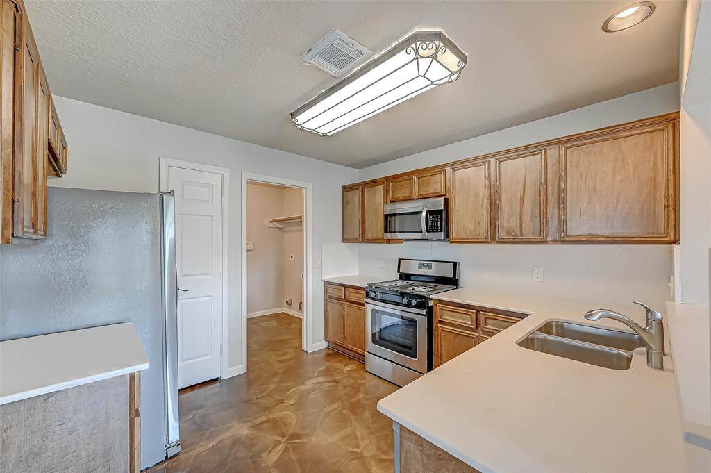 The chef of the family will love this sparkling clean kitchen with gas cooktop, undermount sink, and quartz countertops.