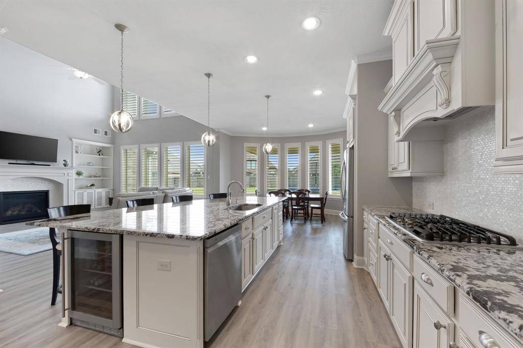 The kitchen is equipped with a gas cooktop, perfect for culinary enthusiasts seeking precision and power in their cooking. Additionally, the built-in beverage fridge seamlessly integrated into the island enhances both convenience and the sleek design of the space.