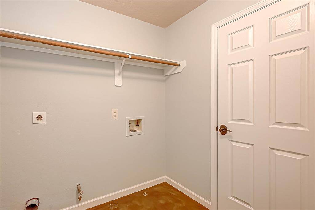 Spacious laundry room area with gas and electric hookup for dryer.