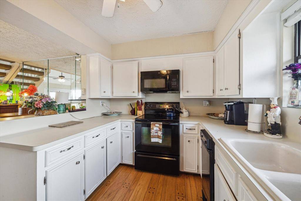 GREAT STORAGE IN THE KITCHEN.