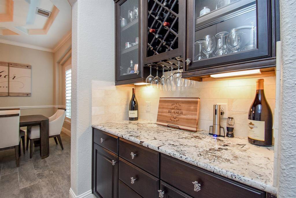 Here is the butlers pantry/wine bar