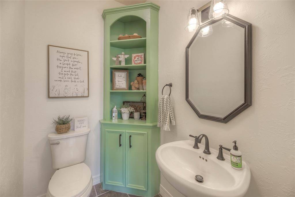 Cute half bath on the 1st floor keeps your guests from needing to go upstairs.