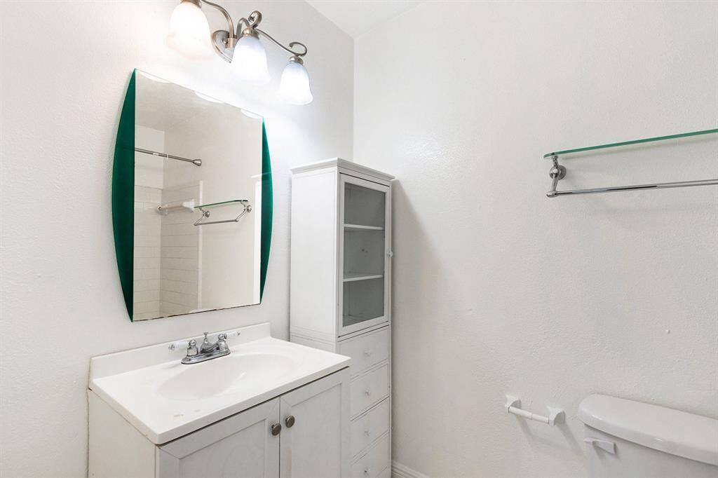 Secondary bathroom with a combination tub and shower.