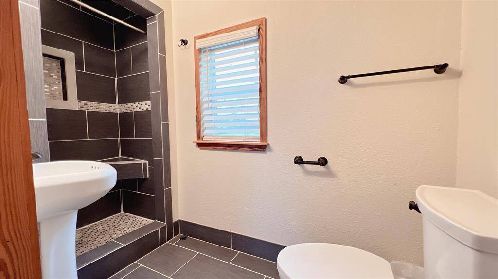 Garage Apartment- Bathroom
