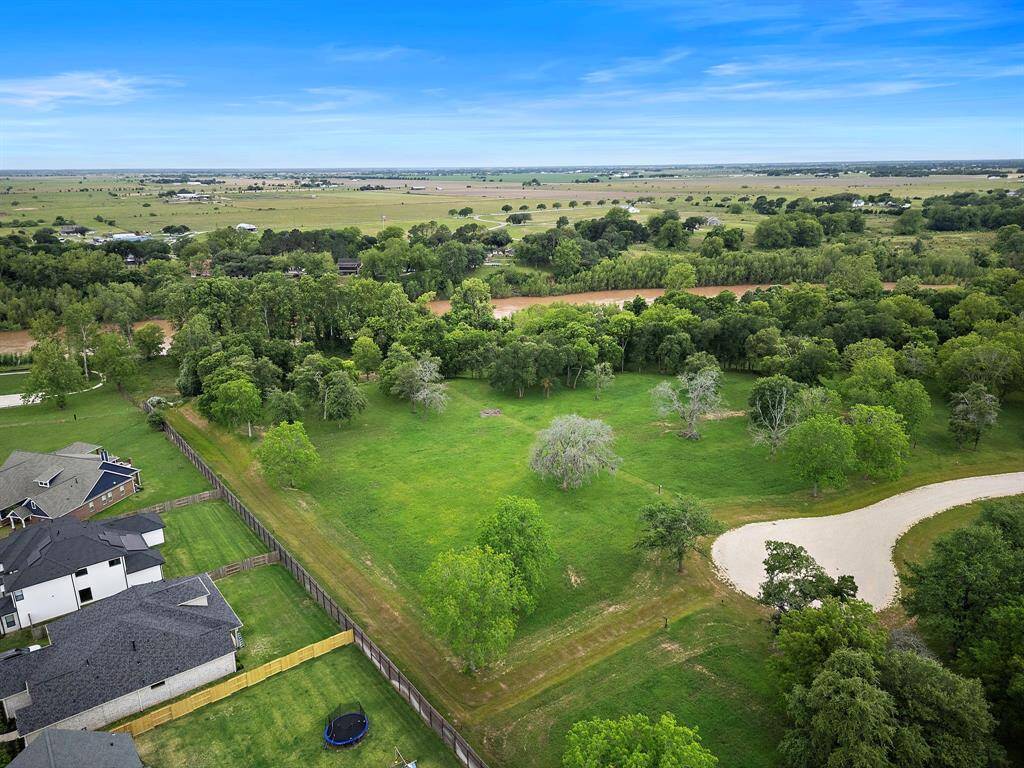 Southern Manors is a development that offers homeowners the perfect balance of private space to spread out, while still being an integral part of the Fulshear community.