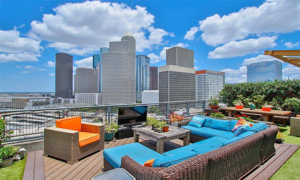 WOW, this Penthouse loft features your own PRIVATE 800 SF terrace with breathtaking views of Downtown Houston is truly a gem! One of only 4 penthouse in the building. Rare opportunity to own!