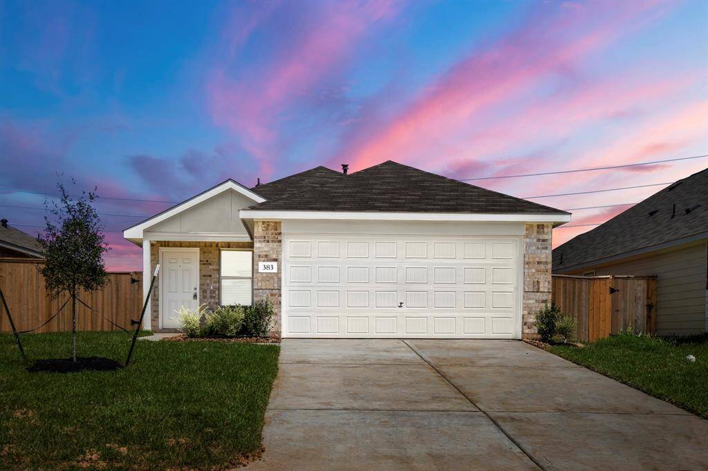 Welcome to 383 Jewett Meadow, an adorable like-new construction 1 story home ready for move in. Great location in Magnolia Ridge. Home includes sprinkler system and garage door opener.