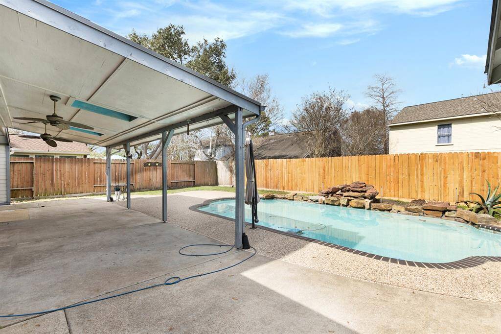 Additional look at this stunning backyard.