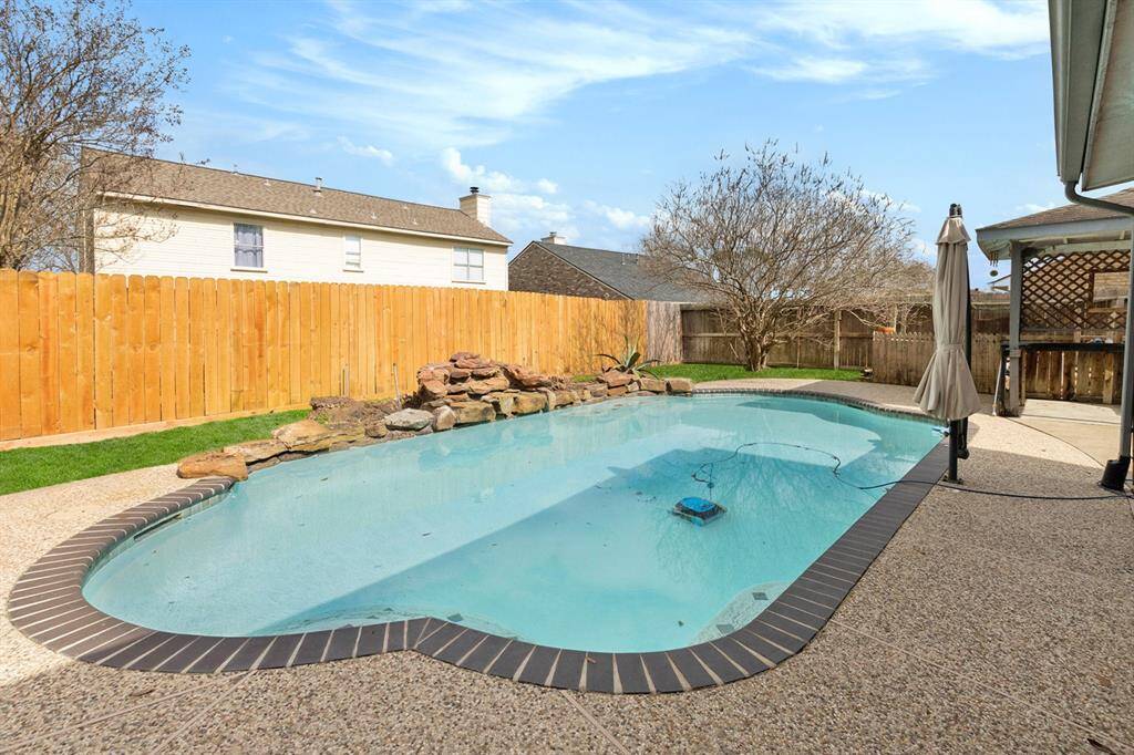 Closer look at the sparkling pool.