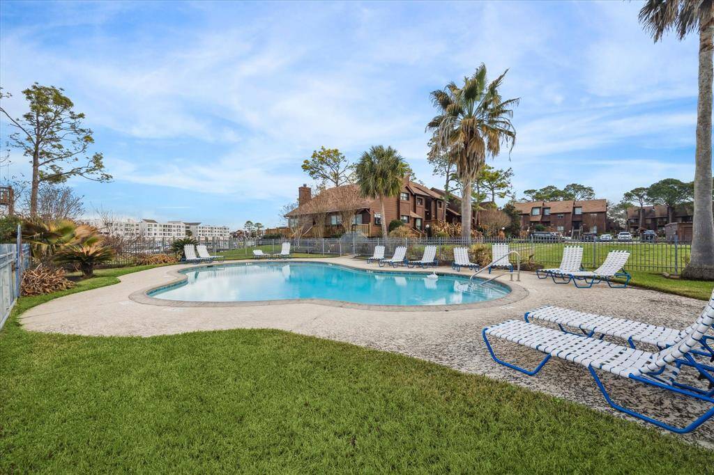 THE COMMUNITY POOL IS JUST STEPS AWAY.