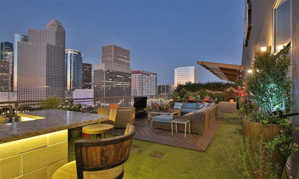 Even more stunning evening views with all the Downtown lights. You will feel the beat of city living in this exceptional Midtown loft!