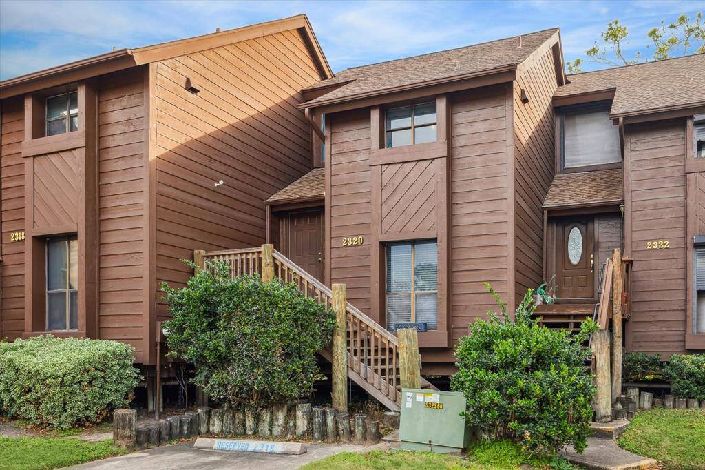 DON'T WAIT - COME TOUR THIS GREAT TOWNHOME TODAY, LOCATED IN THE QUIET COMMUNITY OF WHARF AT CLEAR LAKE IN LEAGUE CITY!