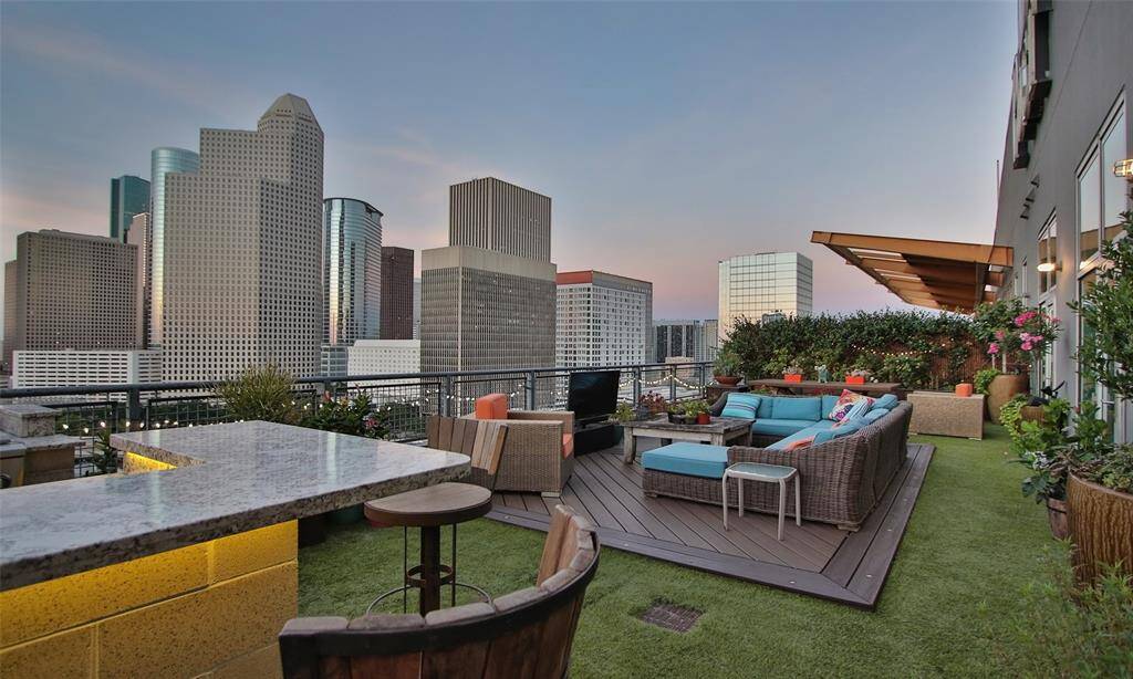 Loft is perfect for entertaining both indoors and outdoors!