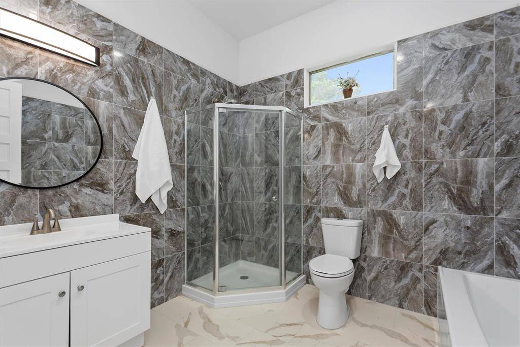 2nd full bath with walk in shower and tub