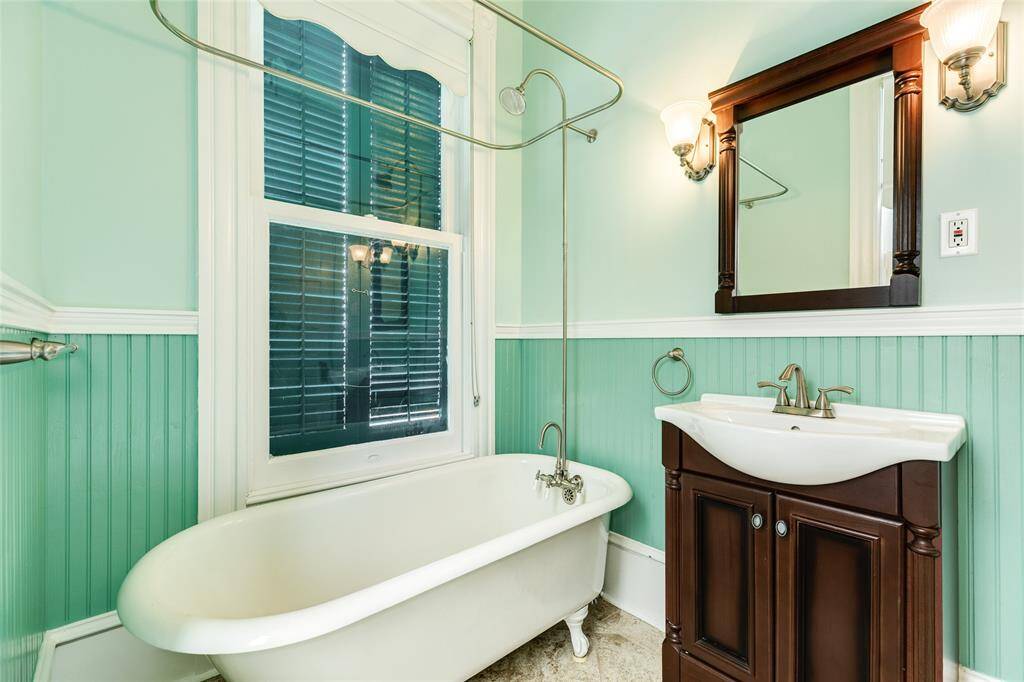 The full-bath attached to the bedrooms in the upstairs West Wing.