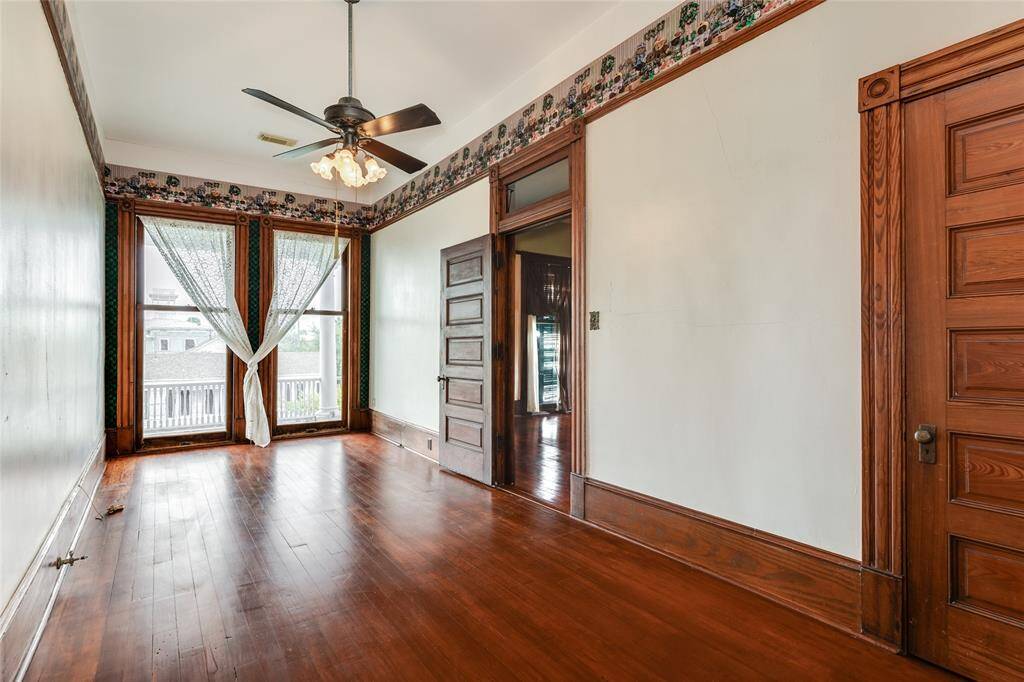This flex-room offers two closets and is between the East and West wings upstairs. This room is spacious and can be an additional bedroom, craft-room, yoga studio, home office, playroom, upstairs den, etc.