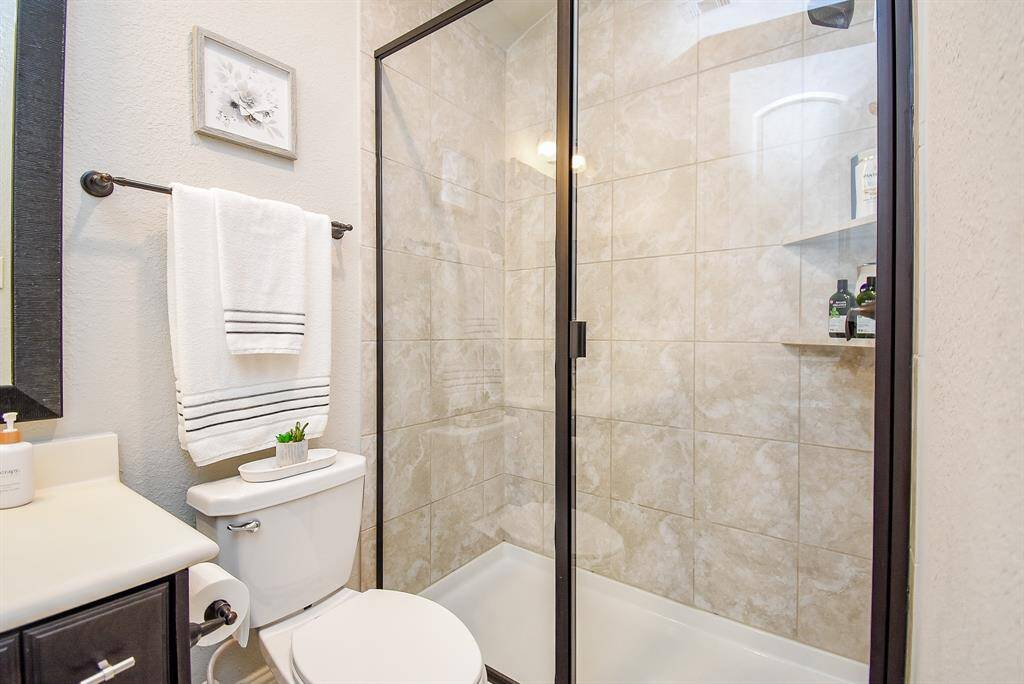 Full shower in the secondary bathroom downstairs