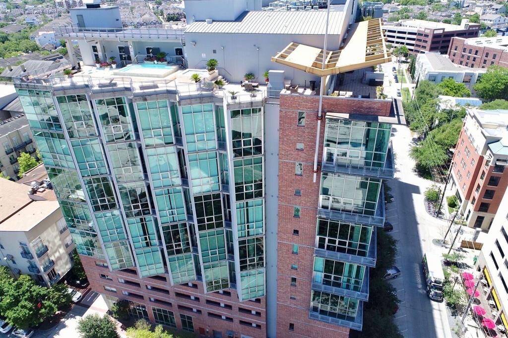 This stylish facade of glass, brick, and concrete building with spectacular roof-top amenities located in the heart of Midtown.