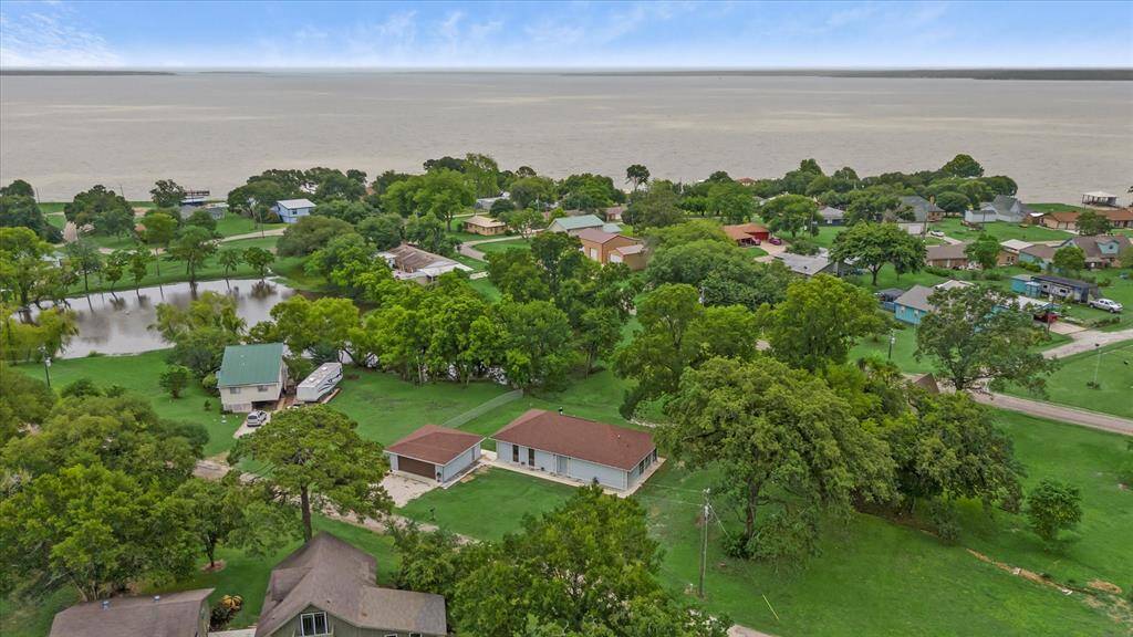 Your weekend retreat is a stone's throw from Lake Livingston