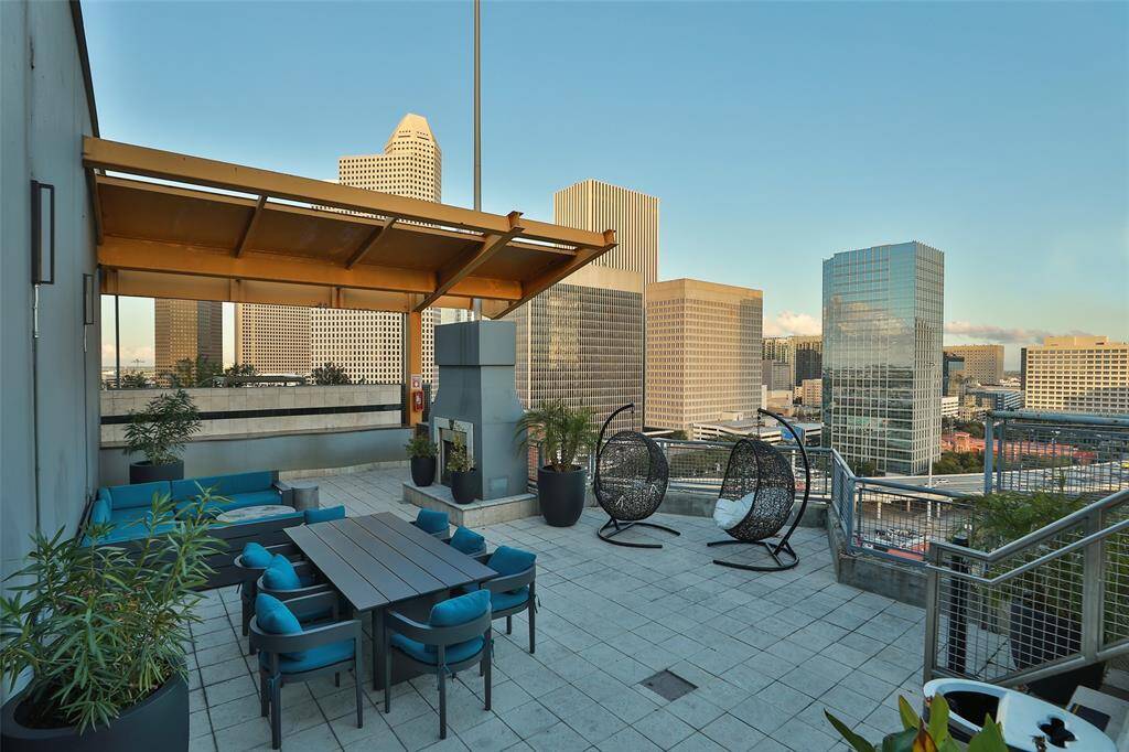 Enjoy the roof-top amenities day or night. Outdoor kitchen, gas grill, and fireplace also on the 15th floor deck.