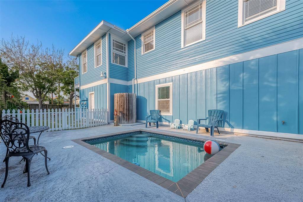 A small but lovely plunge pool, or cocktail pool