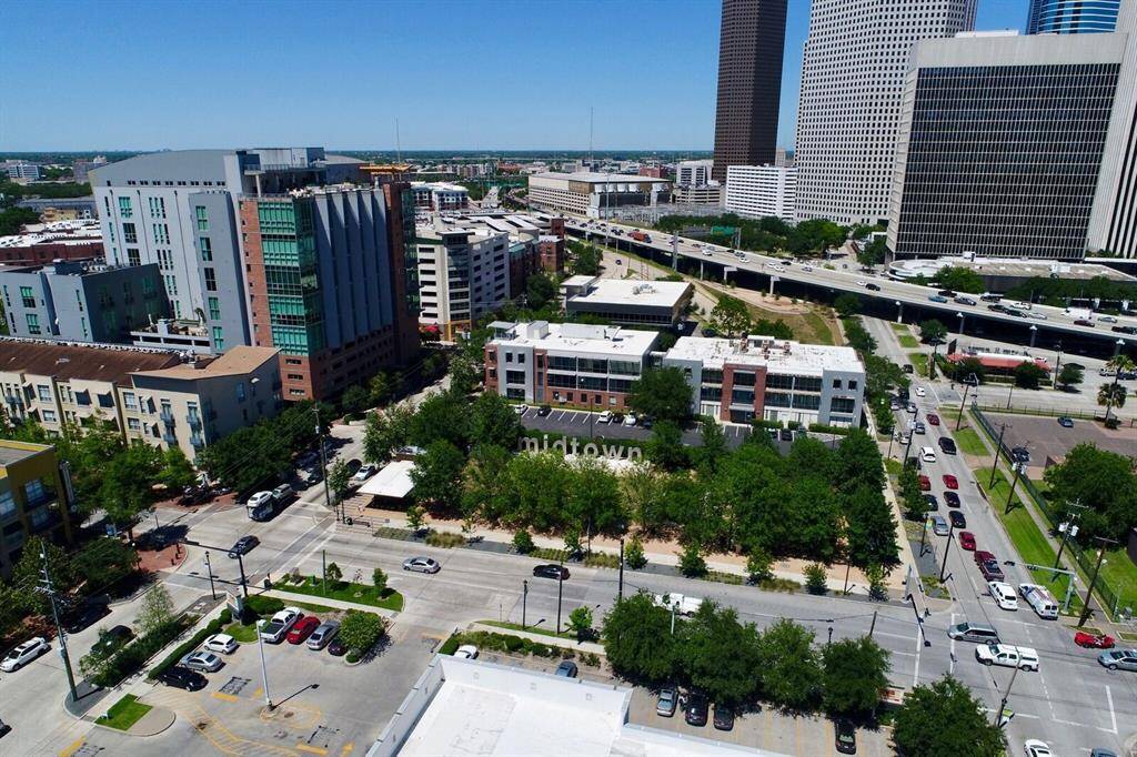Drone view. The Rise lofts is located just a couple blocks from Downtown with easy access to the TX medical Center and freeways. Also close to parks, grocery, bars, and more.
