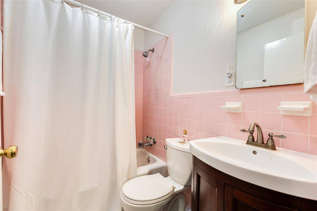 Full bath in the garage apartment with modern convenience and adorable vintage vibes.