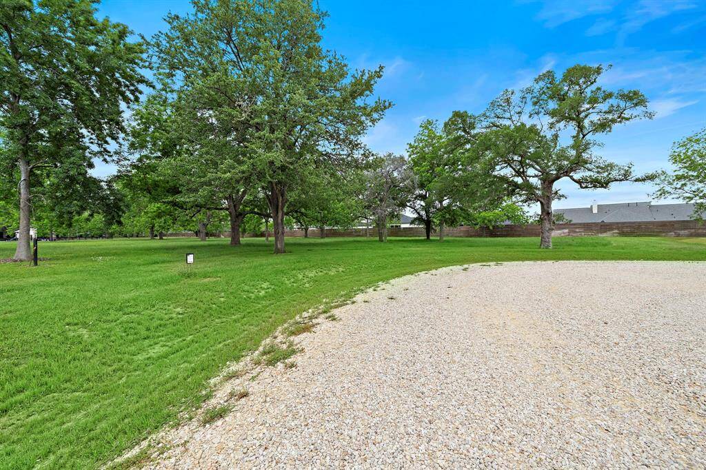 A development that offers homeowners the perfect balance of private space to spread out, while still being an integral part of the Fulshear community.