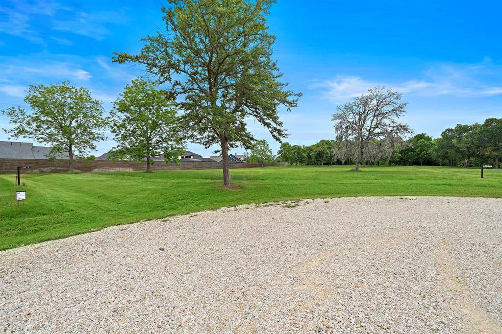 Southern Manors is a quaint, boutique neighborhood nestled among mature trees and abundant natural wildlife.