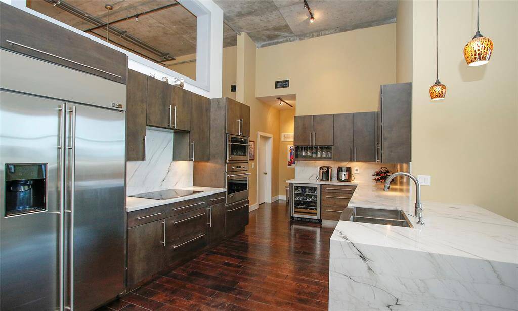 You'll love cooking and entertaining in this efficiently designed kitchen with easy flow to dining and living area. Doors off to back opening to a large walk-in pantry and laundry room.