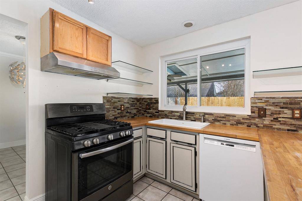 Additional view of this kitchen.