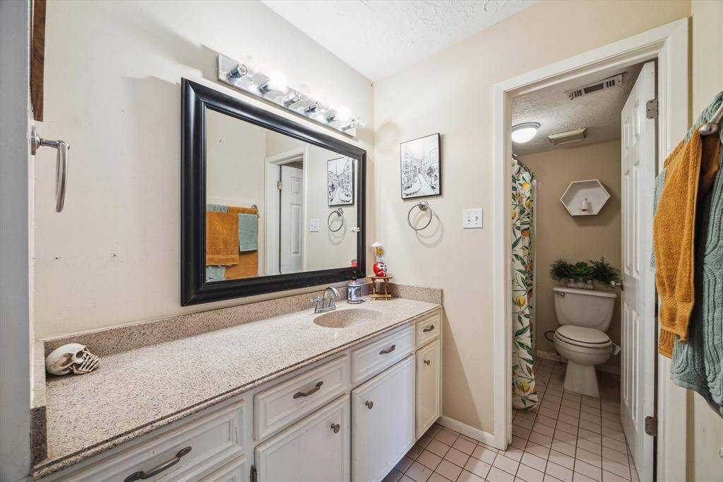 PRIMARY BATH WITH A TUB/SHOWER.