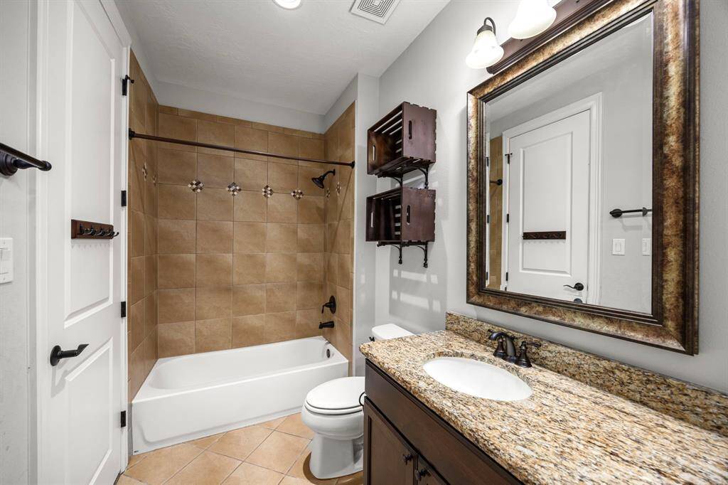 Secondary bath shared by 2 rooms upstairs