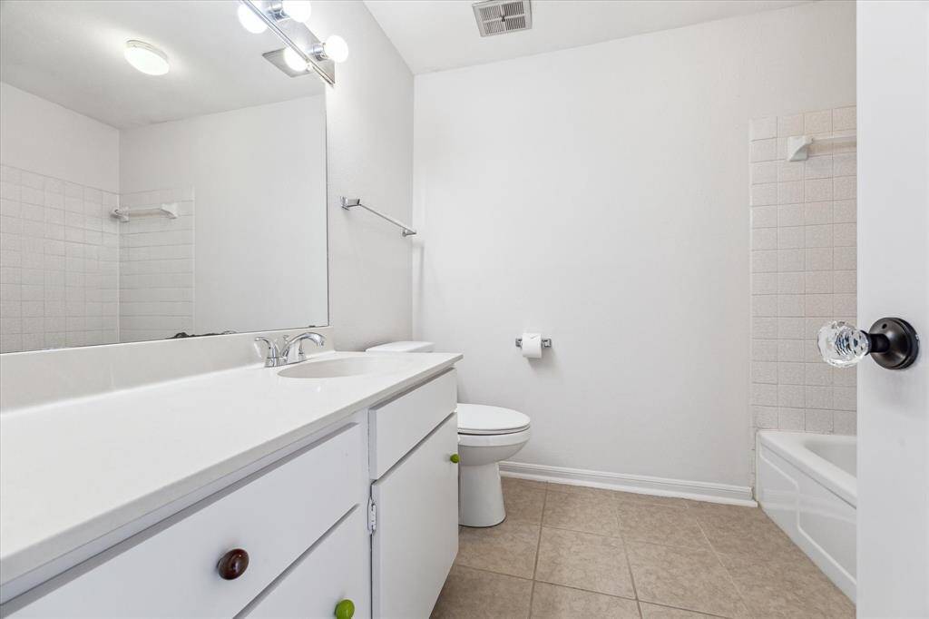 En-suite bathroom offering a tub/shower combination