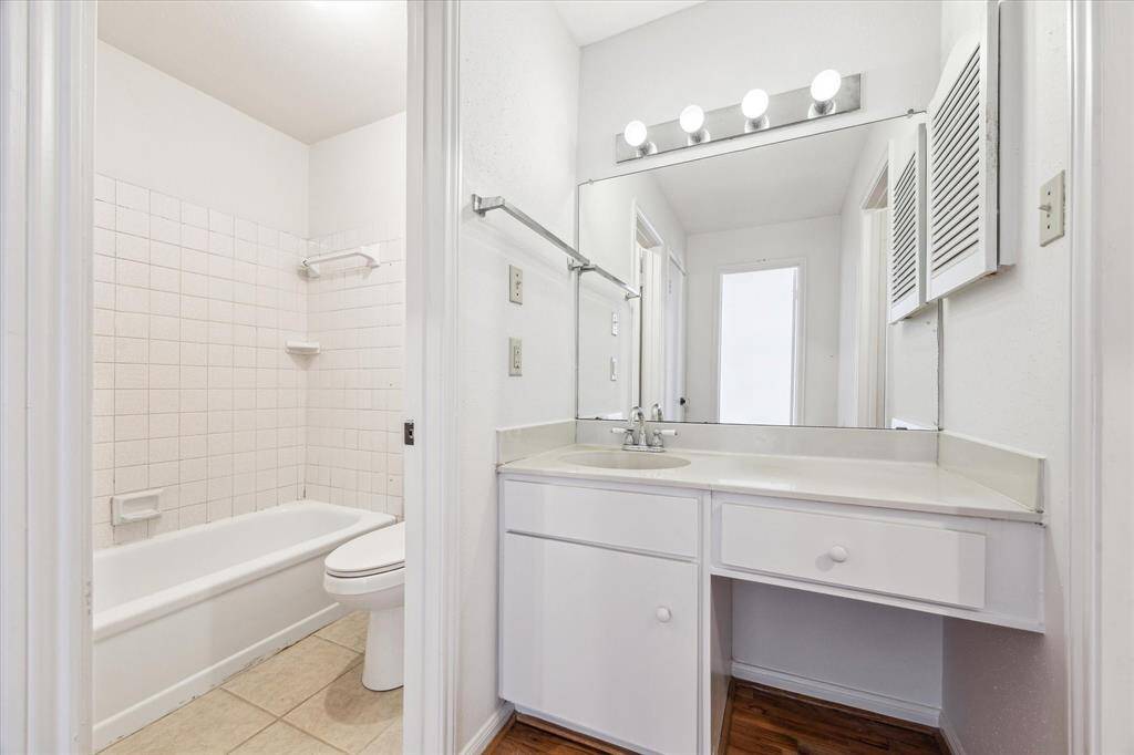 Primary bath with tub/shower combination and vanity