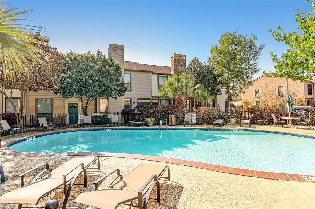 Enjoy the sparkling community pool and spacious sunbathing area!
