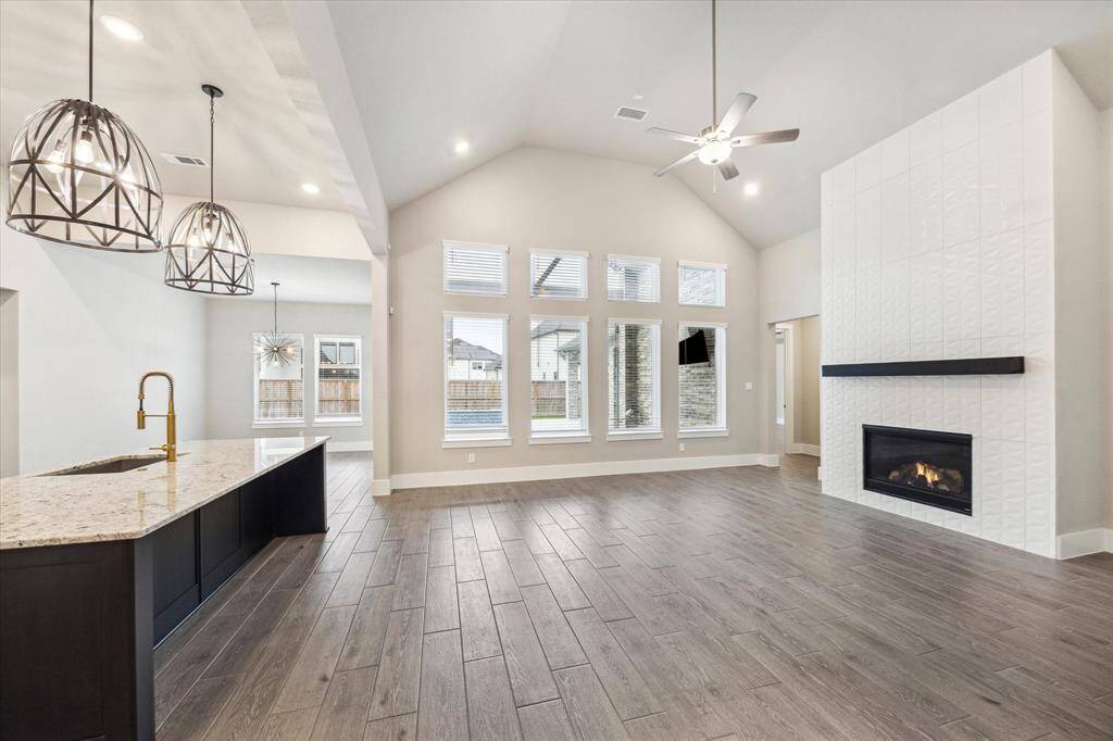 The Formal Dining welcomes your guests with beautiful wall of windows allowing natural lighting.