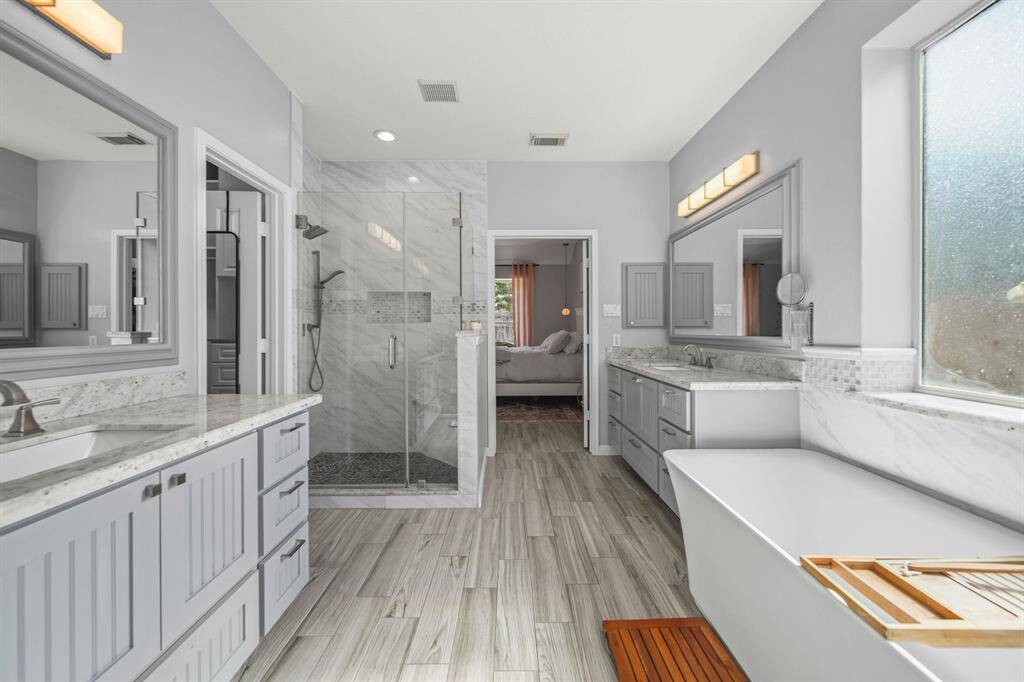 Primary en suite with large soaker tub