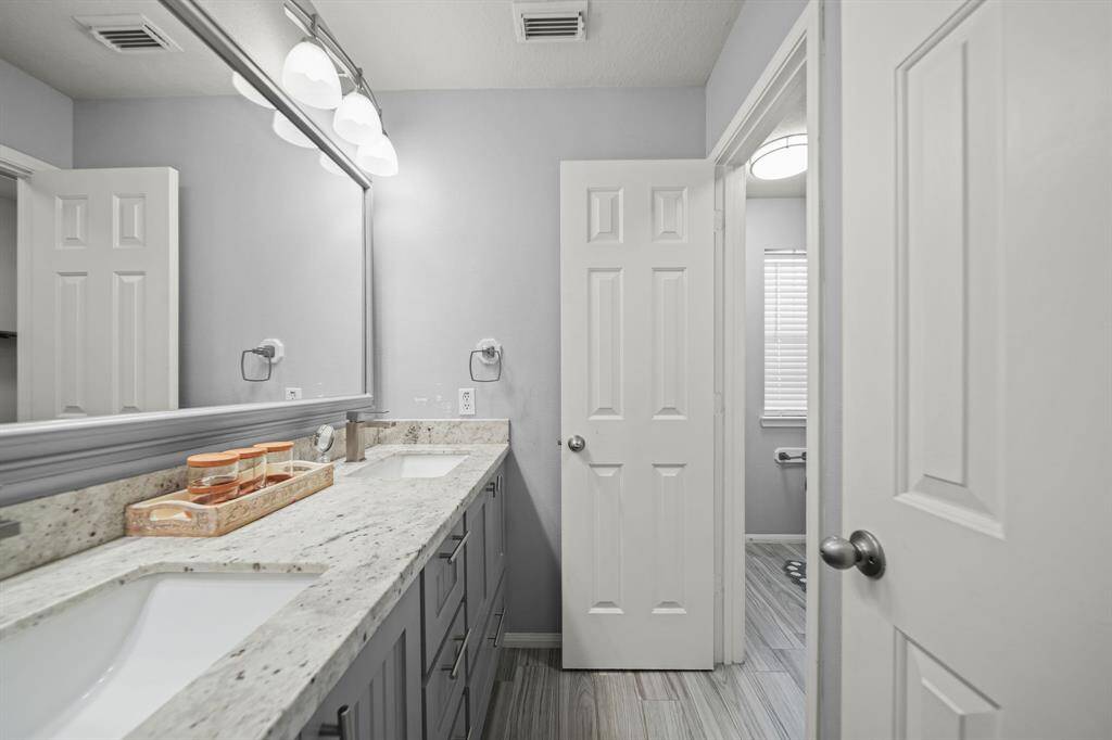 full guest bathroom upstairs